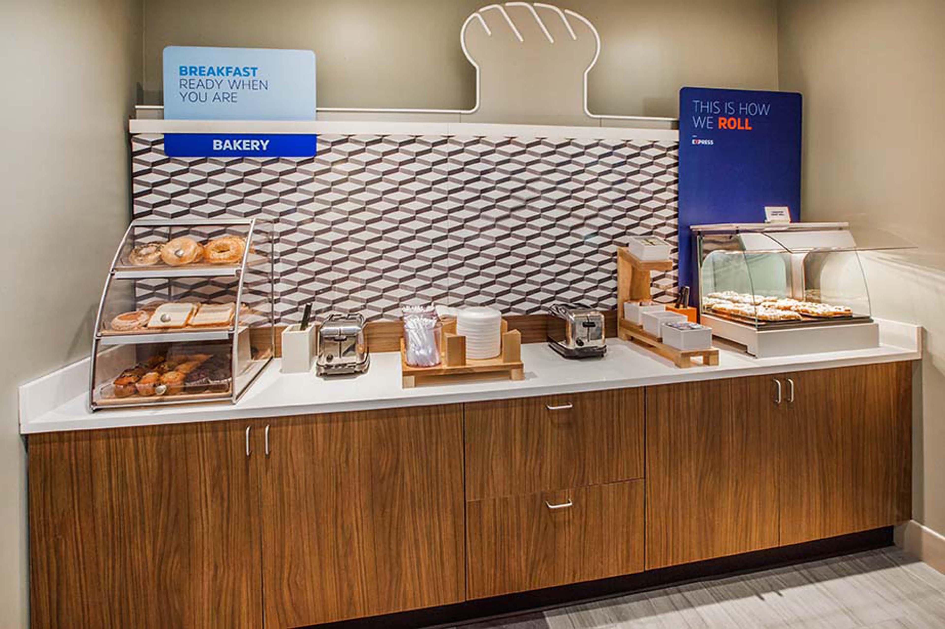 Holiday Inn Express & Suites Atlanta Perimeter Mall Hotel By Ihg Sandy Springs Eksteriør bilde