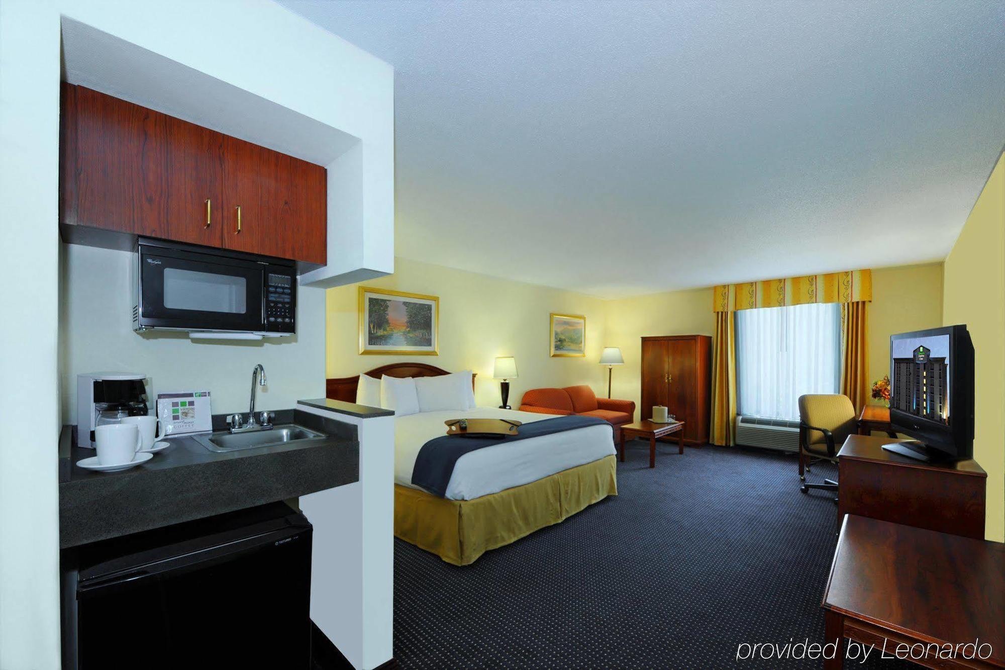Holiday Inn Express & Suites Atlanta Perimeter Mall Hotel By Ihg Sandy Springs Rom bilde