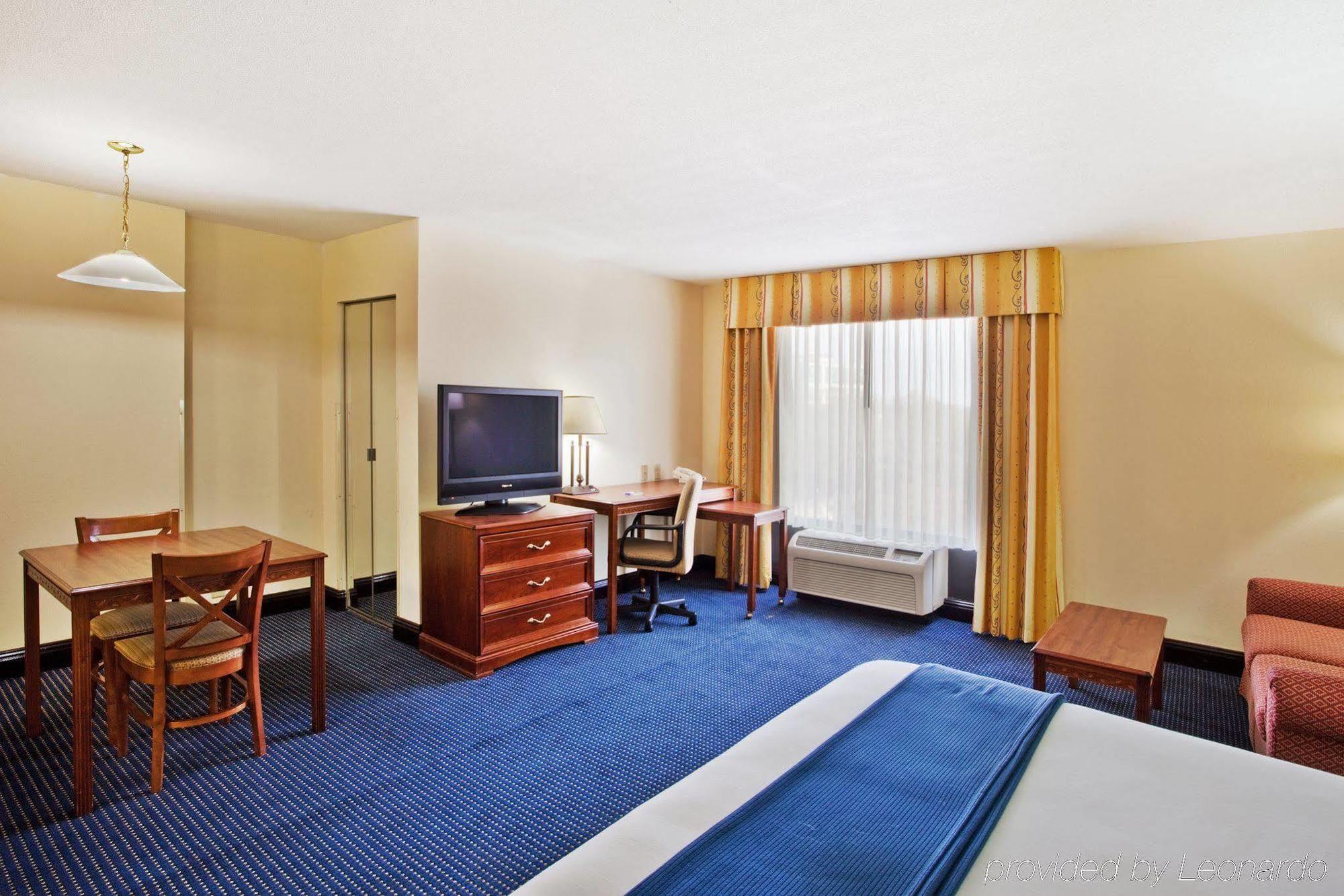 Holiday Inn Express & Suites Atlanta Perimeter Mall Hotel By Ihg Sandy Springs Rom bilde