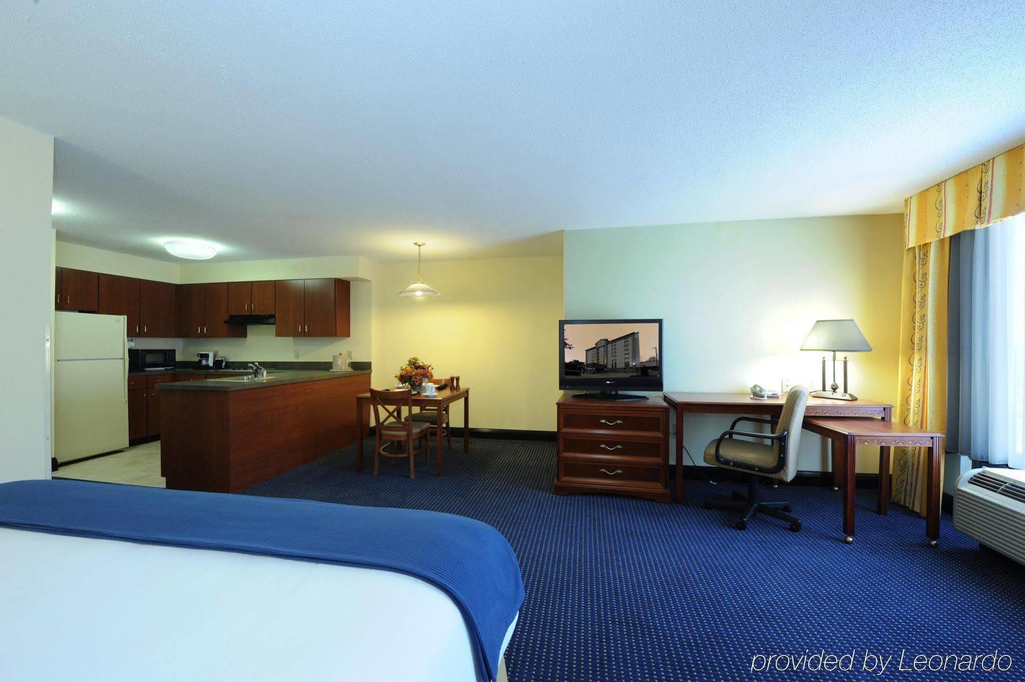 Holiday Inn Express & Suites Atlanta Perimeter Mall Hotel By Ihg Sandy Springs Rom bilde